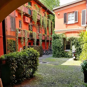- Alzaia Naviglio Grande , Milán Italia
